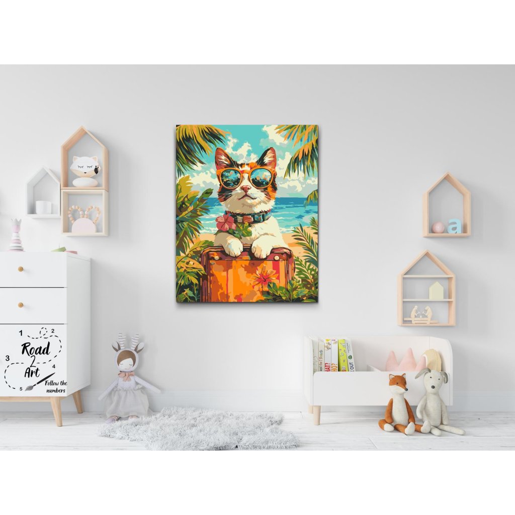 Maleftertal motiv af en kat på ferie med solbriller på stranden og en kuffert omgivet af palmer